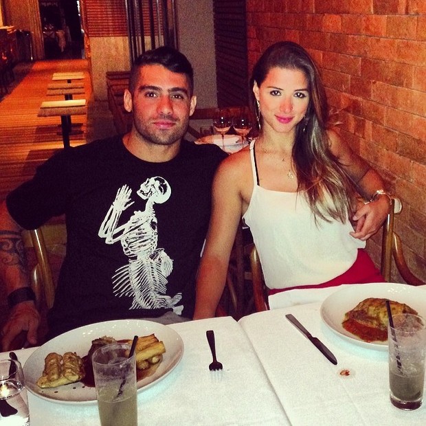 Ex-BBB Yuri e a namorada, Angela Sousa, em restaurante no Rio (Foto: Instagram/ Reprodução)