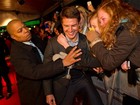 Fãs agarram Tom Cruise em première de filme na Suécia