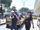 Zezé Di Camargo e Graciele Lacerda usam roupa coladinha para viajar