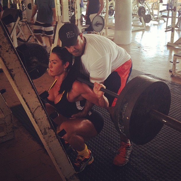 Gracyanne Barbosa em exercício de agachamento com peso (Foto: Reprodução_Instagram)
