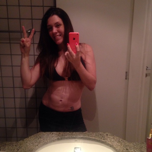 Simony posa de barriga de fora para selfie (Foto: Instagram/ Reprodução)