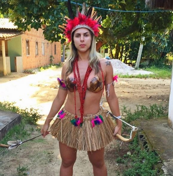 Ana Paula Minerato vestida de índia (Foto: Reprodução/Instagram)