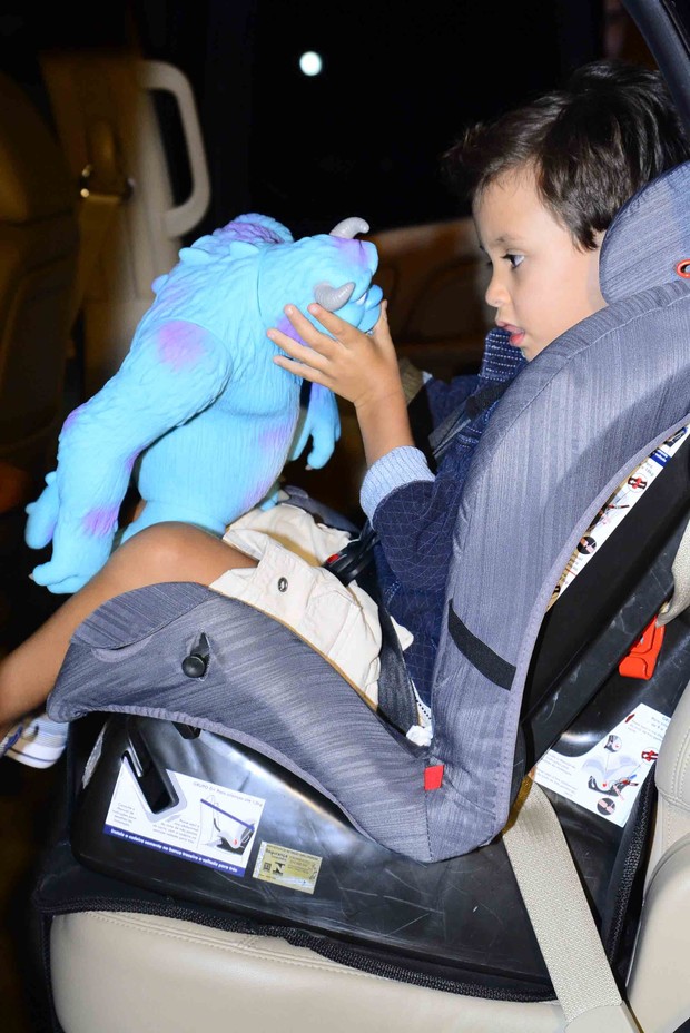 Arthur, filho de Eliana, brinca com o boneco do filme &quot;Monstros S.A&quot; (Foto: Leo Franco/Agnews)