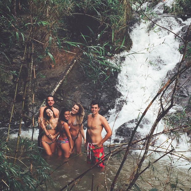 Giovanna Lancellotti curte cachoeira com namorado e amigos (Foto: Instagram / Reprodução)