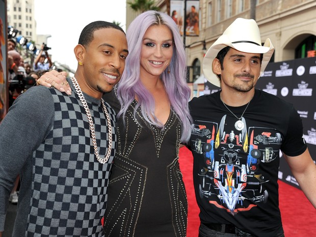 Ludacris, Kesha e Brad Paisley em première de filme em Los Angeles, nos Estados Unidos (Foto: Kevin Winter/ Getty Images/ AFP)