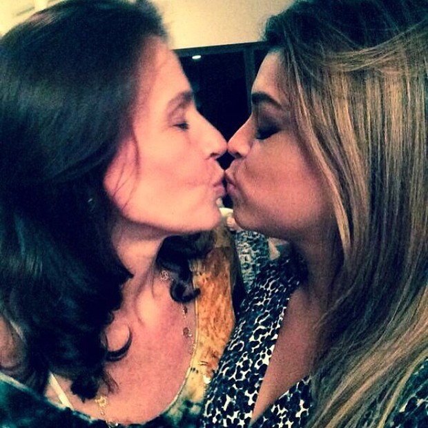 Preta Gil beija Flora Gil em festa no Rio (Foto: Instagram/ Reprodução)