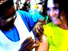 Regina Duarte toma vacina da gripe