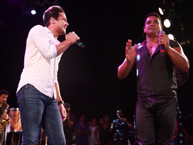Israel Novaes canta com Xanddy em show do Harmonia do Samba em Salvador, na Bahia (Foto: Fred Pontes/ Divulgação)