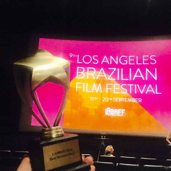 Fabiana Karla recebeu o troféu de melhor documentário (Foto: Arquivo Pessoal)