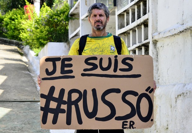 Fã Edson Rosa vélório de RUSSO (Foto: Roberto Teixeira / EGO)