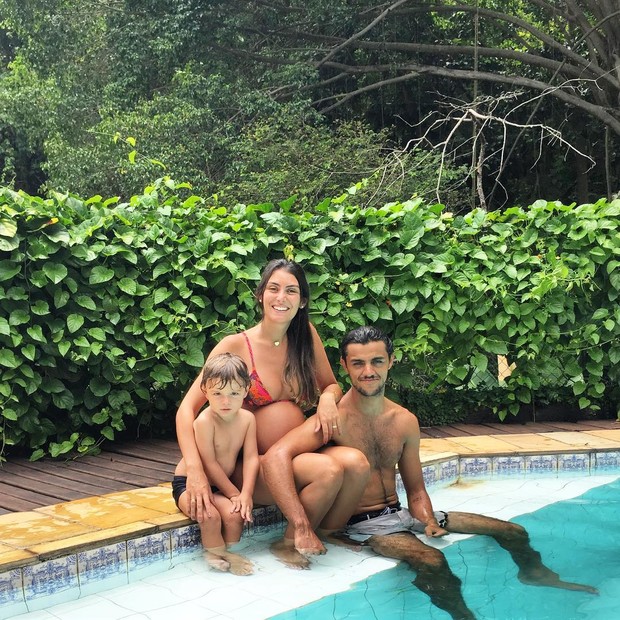 Felipe Simas e Mariana Uhlmann com o filho, Joaquim (Foto: Reprodução/Instagram)