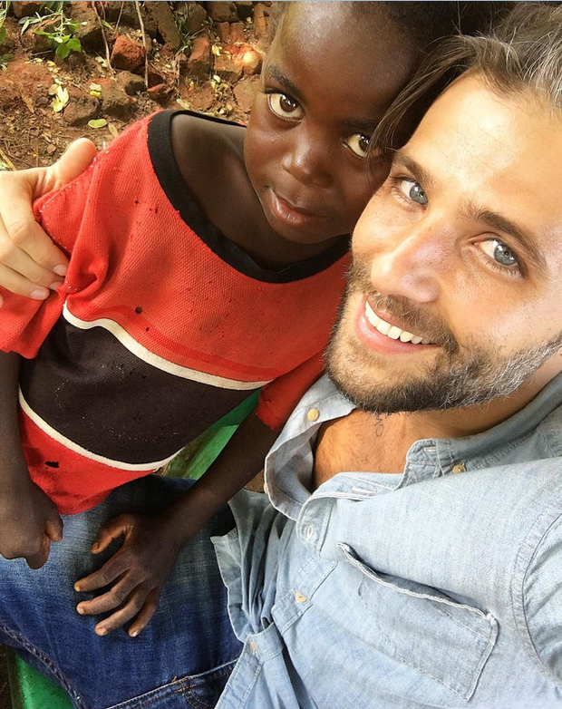 Bruno Gagliasso e menino da África (Foto: Reprodução/Instagram)