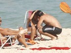 Romance na areia: Bruno Gissoni curte praia aos beijos com atriz de 'Salve Jorge'