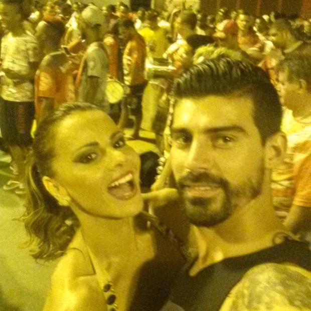 Viviane Araújo e o noivo, Radamés, em ensaio de rua do Salgueiro na Zona Norte do Rio (Foto: Instagram/ Reprodução)