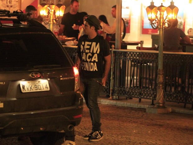 Bruno Gagliasso em restaurante na Zona Oeste do Rio (Foto: Delson Silva/ Ag. News)