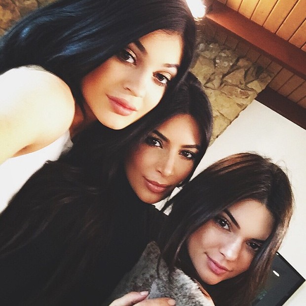 Kylie Jenner, Kim Kardashian e Kendall Jenner posam para selfie (Foto: Instagram/ Reprodução)