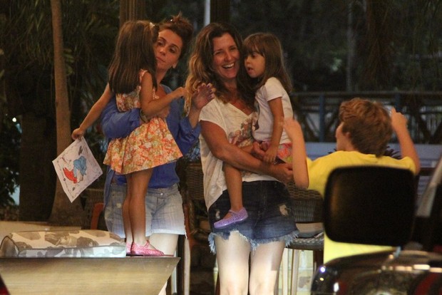 Giovanna Antonelli janta com a família no Rio (Foto: Rodrigo dos Anjos/Agnews)