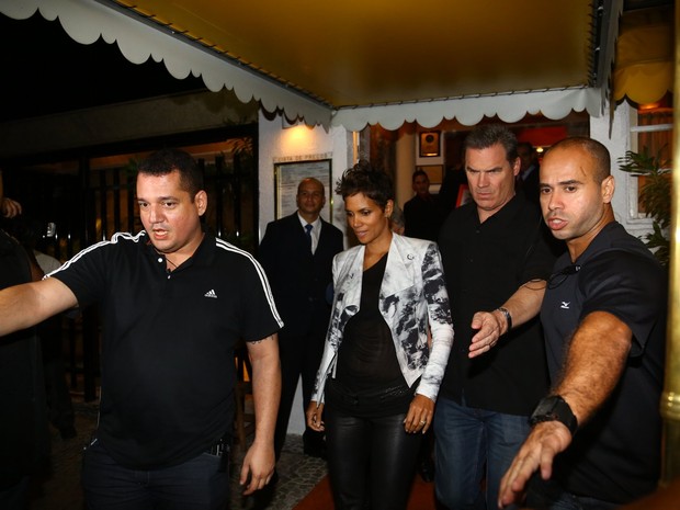 Halle Berry deixa restaurante na Zona Sul do Rio (Foto: Marcello Sá Barreto e André Freitas/ Ag. News)