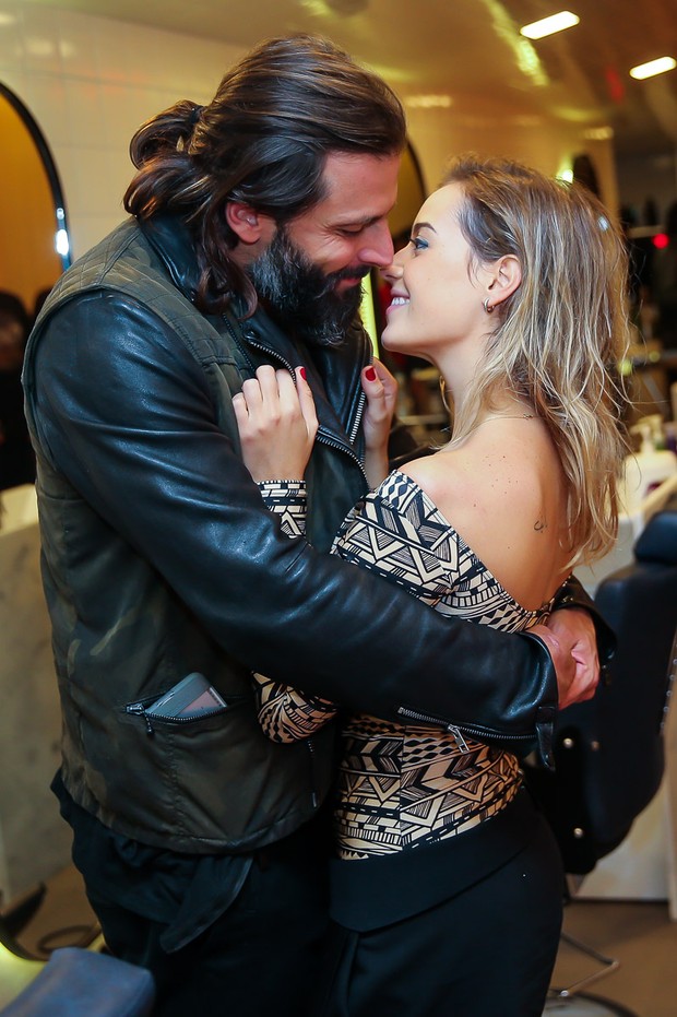 Henri Castelli beija a namorada (Foto: Manuela Scarpa/ Brazil News)