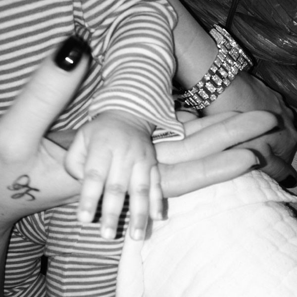 Khloe Kardashian posta foto da mãozinha da sobrinha North West (Foto: Instagram/Reprodução)