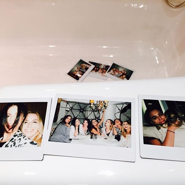 Selena Gomez mostra fotos com amigas em aniversário em Londres (Foto: Instagram)
