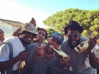 Chris Brown posa com champanhe  de US$ 300 e exibe dedo médio
