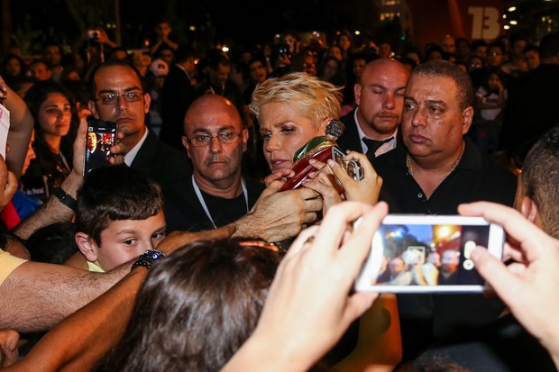 Xuxa causa tumulto ao deixar ginásio do Ibirapuera (Foto: Manuela Scarpa/ Foto Rio News)