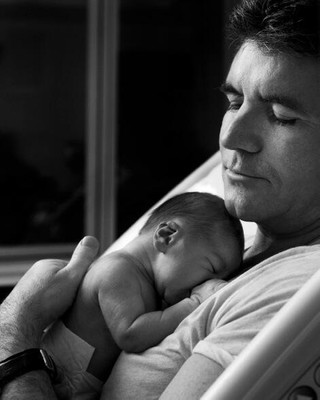 Simon Cowell com o filho recém-nascido (Foto: Reprodução/Twitter)
