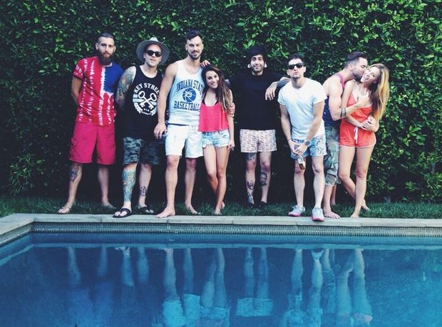 Lea Michele com Matthew e a amigos em foto postada pelo fotógrafo Alex Stone no Twitter (Foto: Reprodução/ Twitter)
