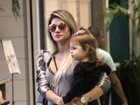 Mirella Santos passeia com filha em shopping no Rio
