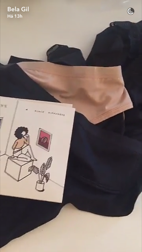 Bela Gil mostra calcinha especial (Foto: Snapchat / Reprodução)
