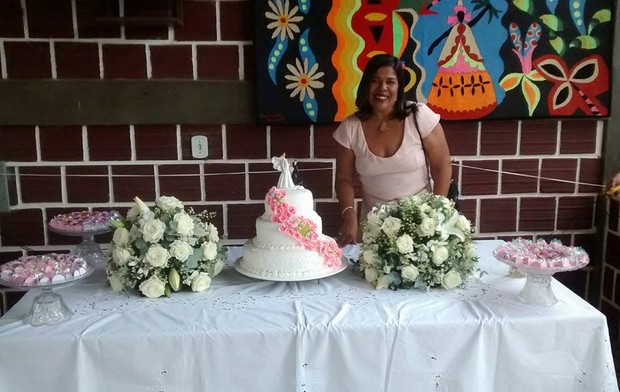 Convidada posa junto a mesa do bolo (Foto: Reprodução/Facebook)