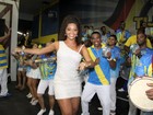Juliana Alves usa vestido curtinho em noite de samba