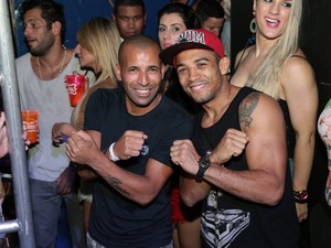 Emerson Sheik e o lutador Aldo (Foto: Reginaldo Teixeira/EGO)