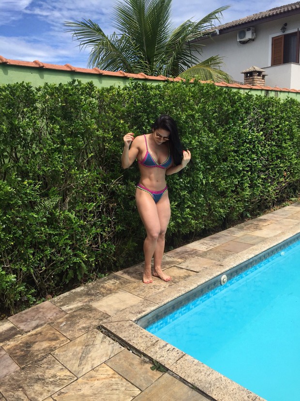 Graciella Carvalho sensualiza de biquíni na beira da piscina (Foto: Arquivo Pessoal/Divulgação)