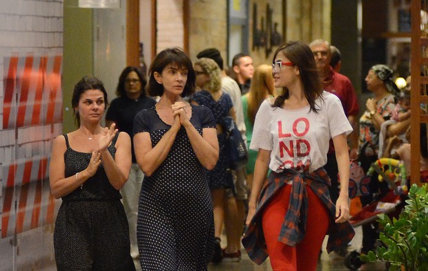 Maria Casadevall passeia com amigas em shopping (Foto: AgNews)