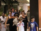 Giovanna Antonelli passeia no shopping com a família