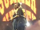 Rihanna e Drake se beijam em palco e levam fãs ao delírio