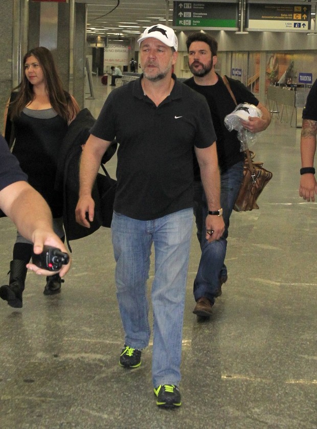 Russell Crowe chegando do Rio de Janeiro (Foto: Francisco Silva e Delson Silva/AgNews)