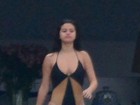 Mais cheinha, Selena Gomez veste maiô decotado em hotel no México