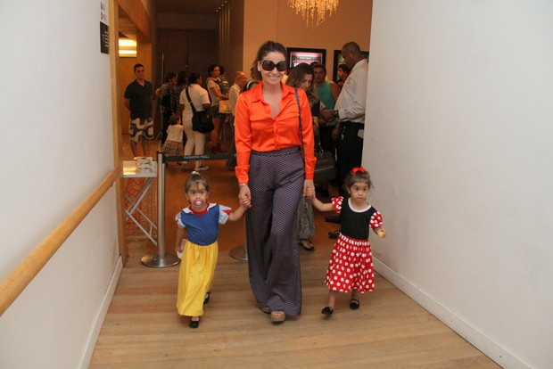 Giovanna Antonelli com as filhas (Foto: Daniel Delmiro/Agnews)
