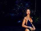 Rihanna posta foto em que aparece de maiô decotado e escreve: 'Brazil'