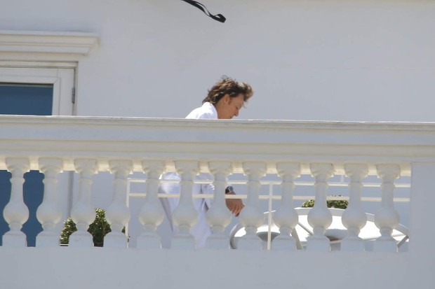 Paul Macartney e esposa na varanda do hotel (Foto: André Freitas e Gabriel Reis/AgNews)