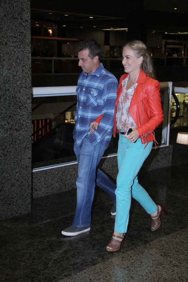 Luciano Huck e Angélica em shopping do Rio (Foto: Marcus Pavão / AgNews)