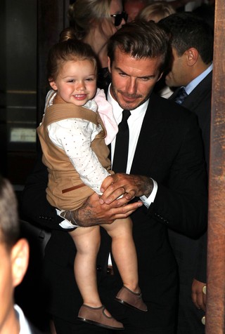 X17 - David Beckham com a filha, Harper, em Nova York, nos Estados Unidos (Foto: X17online/ Agência)
