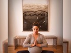 Aos nove meses de gravidez, Fernanda Machado pratica ioga