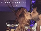 Primeiro beijo de 2017! Famosos curtem virada de ano romântica 