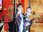 Com o filho no colo, Jennifer Garner tira foto dos paparazzi