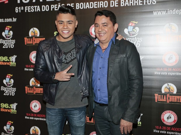 Felipe Araújo com o pai, João Reis, em show em São Paulo (Foto: Rafael Cusato/ Brazil News)