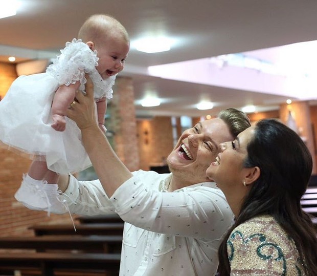 Thais Fersoza e Michel Teló com a filha, Melinda, no batizado da menina (Foto: Reprodução do Instagram)